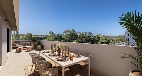 Primer plano de una terraza de gran formato destacando las barandillas de vidrio que permiten disfrutar de vistas panorámicas ininterrumpidas del entorno verde de Entrenúcleos.